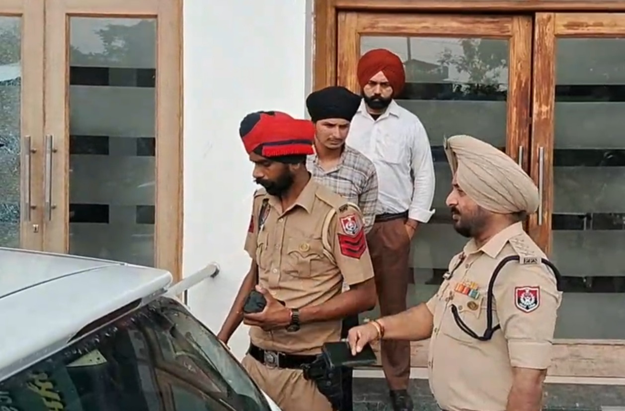ਪੰਜਾਬ : ਕਾਰ ''ਚ ਬੈਠੇ ਬੰਦੇ ਦੇ ਵੱਜੀ ਮੱਥੇ ''ਚ ਗੋਲੀ, ਪੁਲਸ ਵੀ ਰਹਿ ਗਈ ਹੈਰਾਨ ਪ੍ਰੇਸ਼ਾਨ