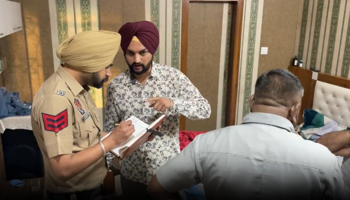 ਘਰ ''ਚ ਵੜ ਕੇ ਕਾਰੋਬਾਰੀ ਨਾਲ ਲੁੱਟ! ਤੇਜ਼ਧਾਰ ਹਥਿਆਰ ਨਾਲ ਪਰਿਵਾਰ ''ਤੇ ਕੀਤਾ ਹਮਲਾ