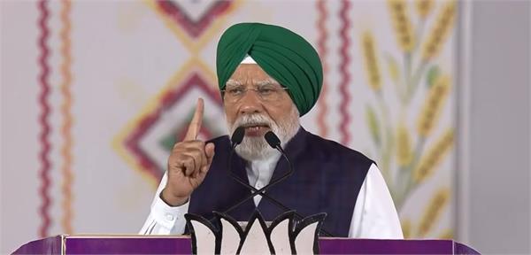 narendra modi give with his green turban during his visit to punjab