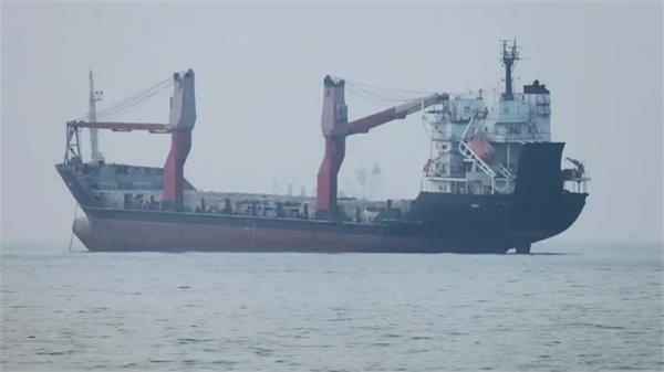 hormuz foreign ship runs aground after ignoring approved route