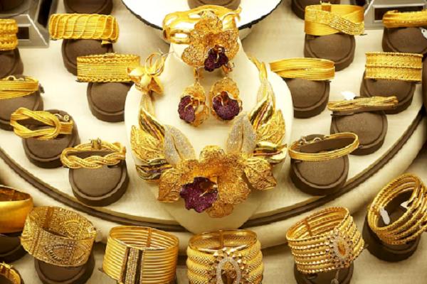 gold prices rise weekly for the first time  jpmorgan sets gold price target