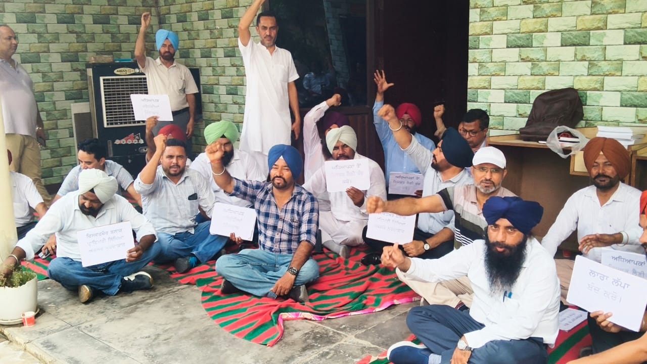 ਬੀਪੀਈਓ ''ਤੇ ਭ੍ਰਿਸ਼ਟਾਚਾਰ ਦੇ ਦੋਸ਼, ਅਧਿਆਪਕਾਂ ਨੇ ਦਫ਼ਤਰ ਦਾ ਘੰਟਿਆਂਬੱਧੀ ਕੀਤਾ ਘਿਰਾਓ
