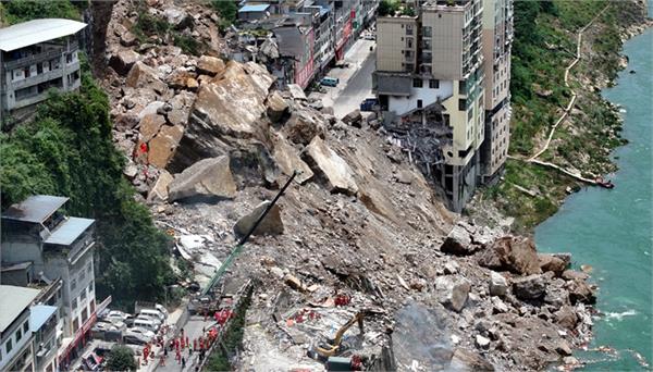 landslide in china buries many houses