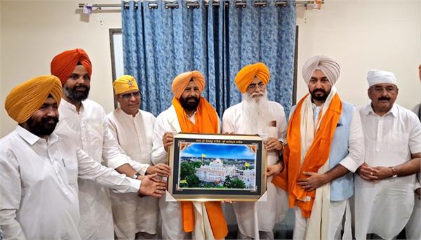 bjp president dhillon bows down at takht sri keshgarh sahib