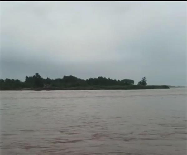 boat service at makora port closed due to rising water level of ravi river
