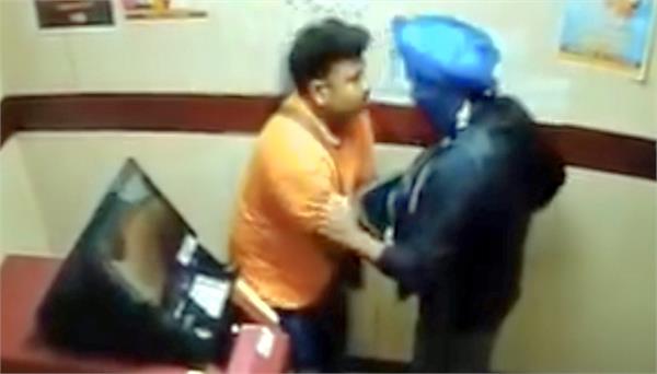 attempt to rob bjp leader of 1 5 lakh by pulling a pistol inside atm