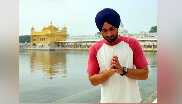 ਸੱਚਖੰਡ ਸ੍ਰੀ ਹਰਿਮੰਦਰ ਸਾਹਿਬ ਨਤਮਸਤਕ ਹੋਏ ਰਣਜੀਤ ਬਾਵਾ