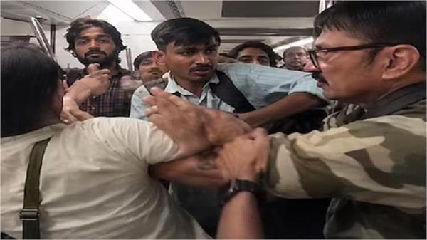 shameful act in delhi metro at midnight