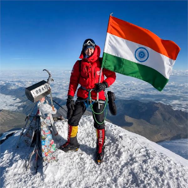 43 year old shivani hoisted the tricolor on mount elbrus