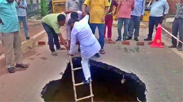 road collapses again in agra