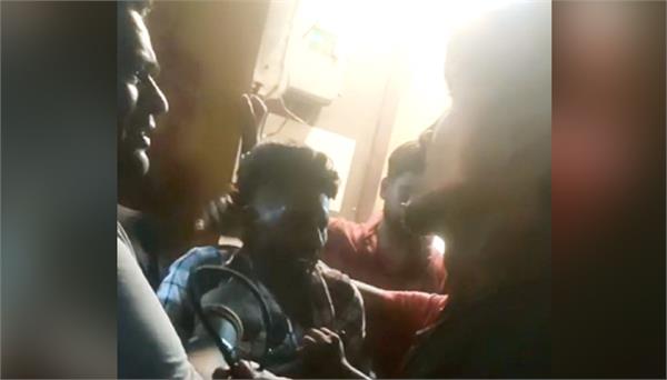 robbers who were running away after snatching mobile phones