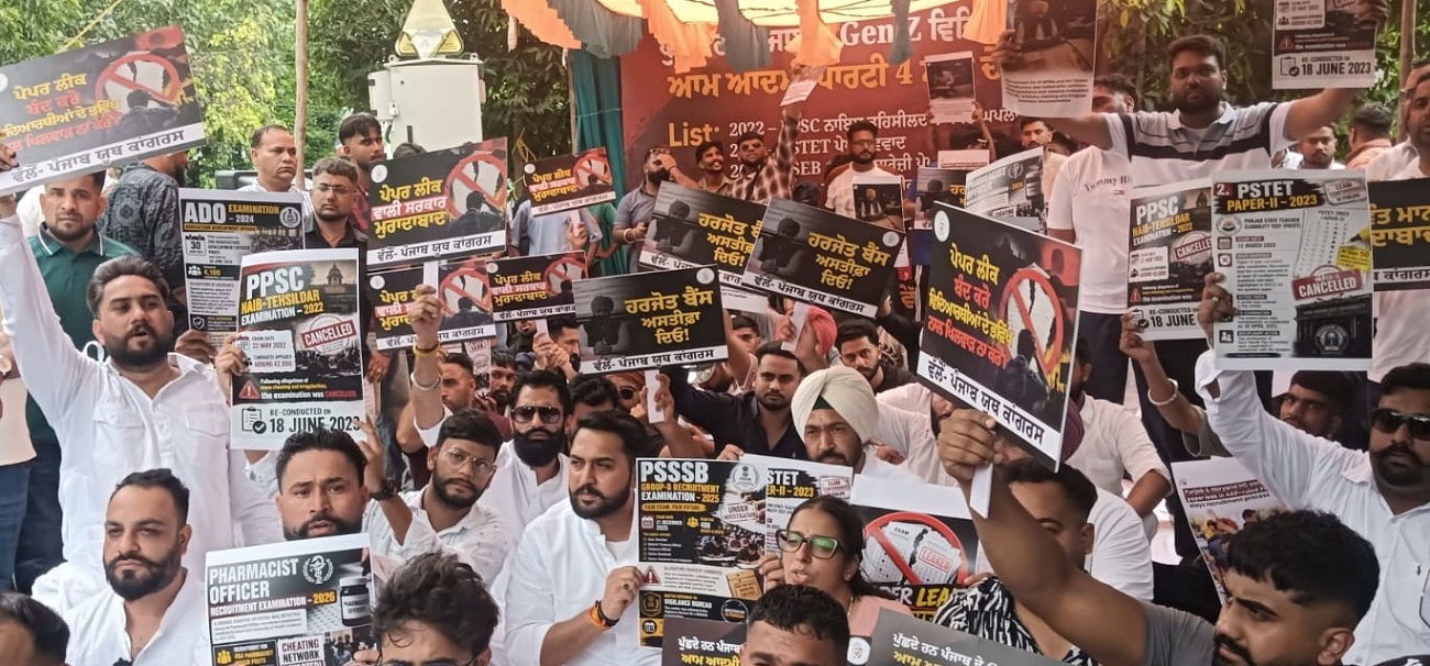 ਪੇਪਰ ਲੀਕ ਮਾਮਲਾ: ਹਰਜੋਤ ਬੈਂਸ ਦੇ ਅਸਤੀਫ਼ੇ ਦੀ ਮੰਗ ਨੂੰ ਲੈ ਕੇ ਯੂਥ ਕਾਂਗਰਸ ਨੇ ਘੇਰਿਆ ਡੀ. ਸੀ. ਦਫ਼ਤਰ