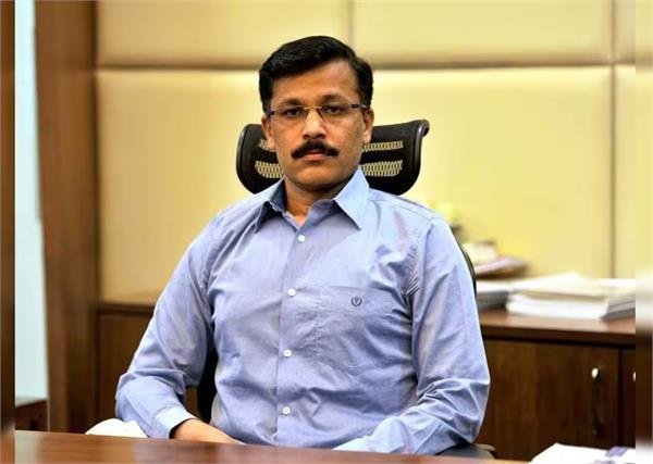 maharashtra  cm fadnavis  ias tukaram munde