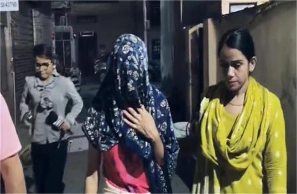 female panchayat secretary caught red handed while taking bribe
