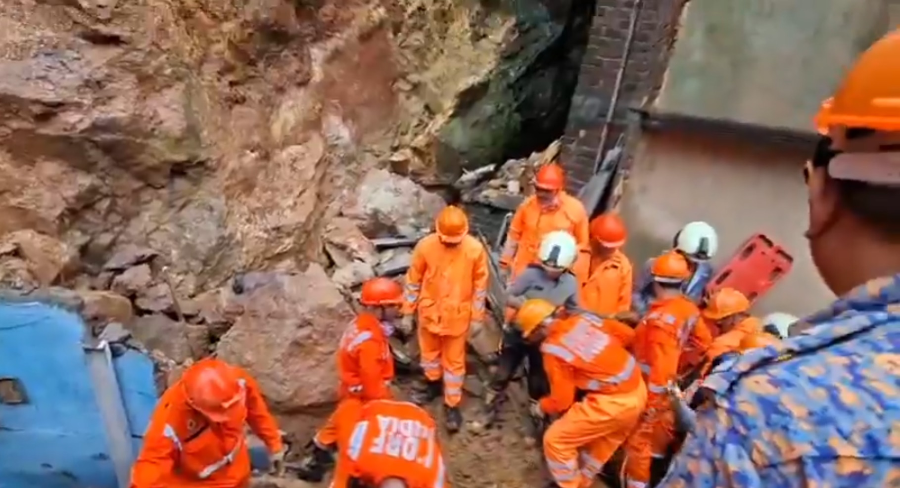 ਮੁੰਬਈ ਦੇ ਕੁਰਲਾ ਖੇਤਰ ''ਚ Landslide, ਦੋ ਲੋਕਾਂ ਦੇ ਮਾਰੇ ਜਾਣ ਦਾ ਖਦਸ਼ਾ, ਕਈ ਫਸੇ