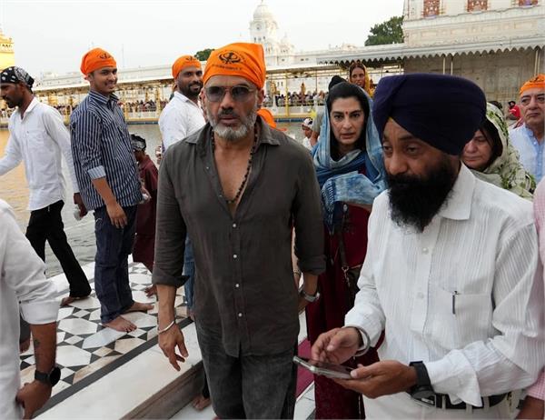 suniel shetty along with his wife paid obeisance at sri harmandir sahib 