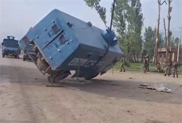 crpf vehicle  5 jawans injured