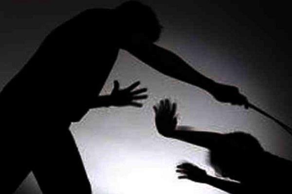 clerk beaten up in office