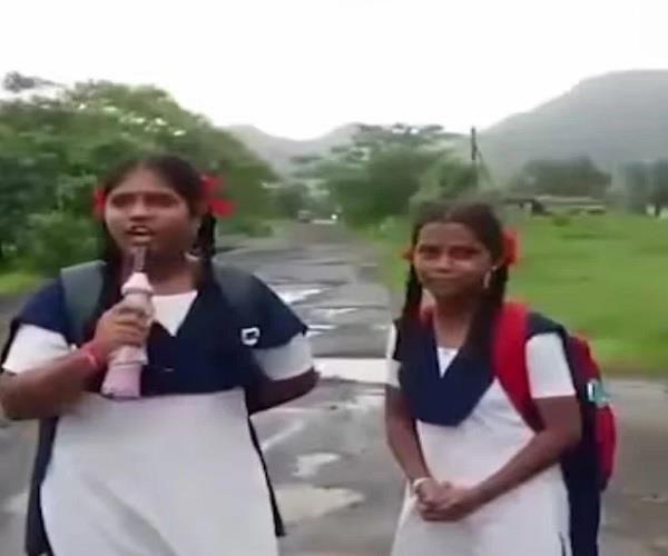 schoolgirls  video  road  pothole  maharashtra