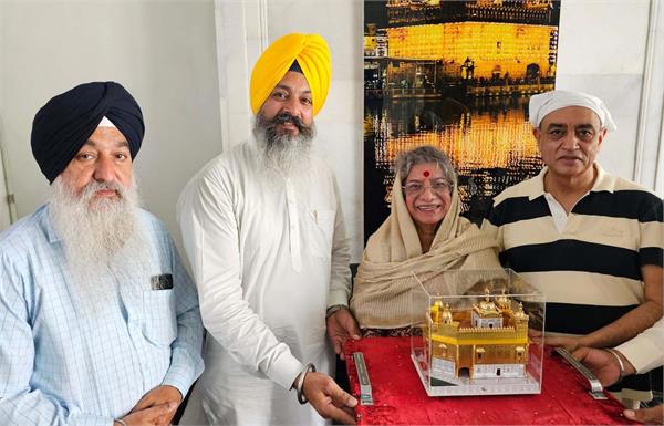 smriti irani  s mother sachkhand pays obeisance at sri harmandir sahib