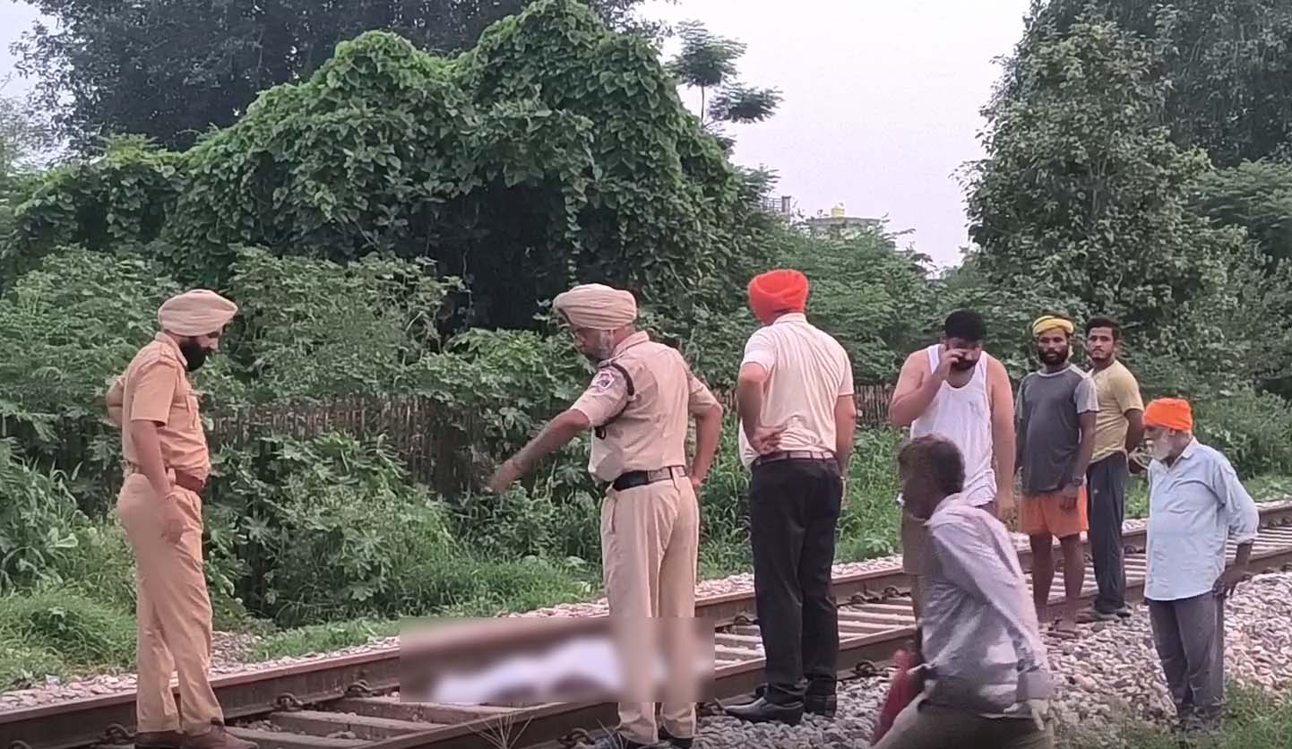 ਫਾਟਕ ਬੰਦ ਹੋਣ ਦੇ ਬਾਵਜੂਦ ਰੇਲਵੇ ਲਾਈਨ ਪਾਰ ਕਰਨਾ ਪਿਆ ਮਹਿੰਗਾ, DMU ਦੀ ਲਪੇਟ ’ਚ ਆ ਕੇ ਵਿਅਕਤੀ ਦੀ ਮੌਤ