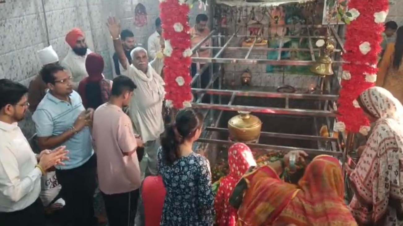 ਸਾਉਣ ਮਹੀਨੇ ਦੇ ਪਹਿਲੇ ਸੋਮਵਾਰ ਮੌਕੇ ਪ੍ਰਾਚੀਨ ਸ਼ਿਵ ਮੰਦਰ ਕਲਾਨੌਰ ਵਿਖੇ ਸ਼ਰਧਾਲੂਆਂ ਦੀਆਂ ਲੱਗੀਆਂ ਰੌਣਕਾਂ