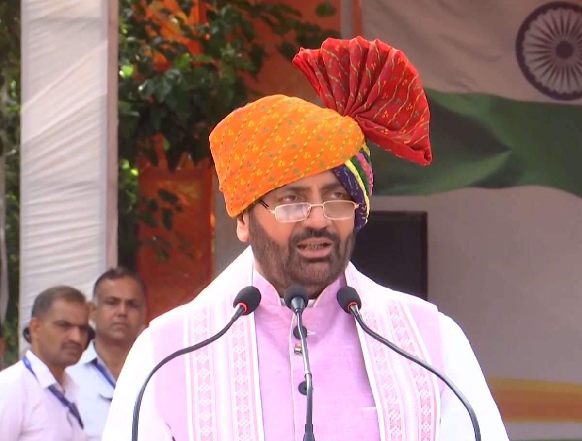 ਵਿਰੋਧ ਪ੍ਰਦਰਸ਼ਨਾਂ ਦੌਰਾਨ ਹਾਂਸੀ 'ਚ CM ਨਾਇਬ ਸੈਣੀ ਨੇ ਲਹਿਰਾਇਆ ਝੰਡਾ, ਮੀਂਹ 'ਚ ਹੋਈ ਪਰੇਡ