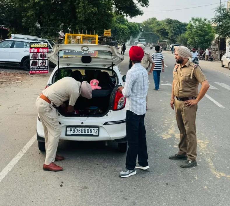ਅਜ਼ਾਦੀ ਦਿਹਾੜੇ ਨੂੰ ਮੁੱਖ ਰੱਖਦਿਆਂ ਥਾਣਾ ਰੰਗੜ ਨੰਗਲ ਦੀ ਪੁਲਸ ਨੇ ਵਾਹਨਾਂ ਦੀ ਕੀਤੀ ਚੈਕਿੰਗ