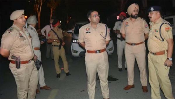 police conduct surprise blockade in gurdaspur at night