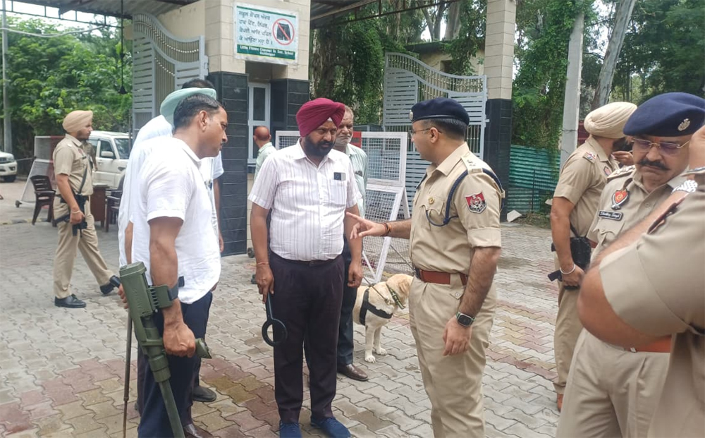 ਪੰਜਾਬ : ਇਨ੍ਹਾਂ ਸਕੂਲਾਂ ਵਿਚ ਕੀਤੀ ਗਈ ਛੁੱਟੀ, ਧਮਕੀ ਮਿਲਣ ਤੋਂ ਬਾਅਦ ਲਿਆ ਫੈਸਲਾ