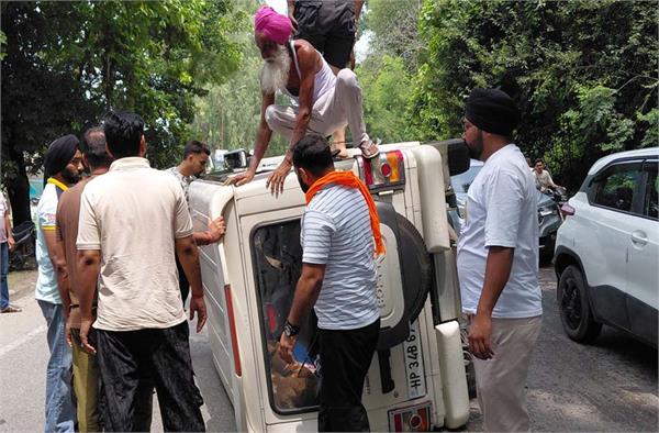 bolero vehicle carrying patient to aiims bilaspur overturns  5 injured