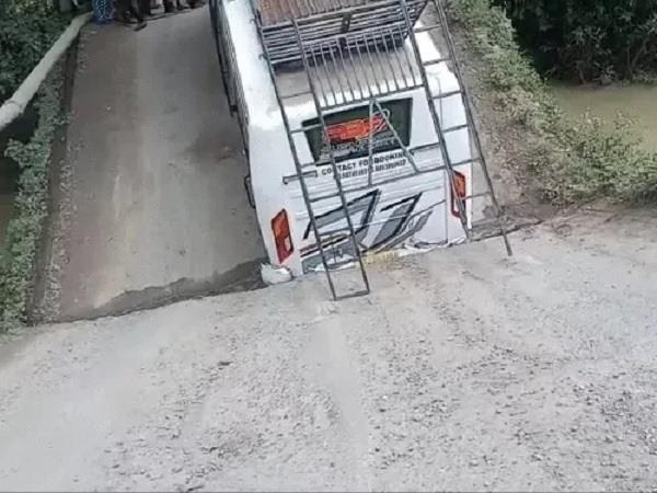 bridge  slab  passenger bus  accident