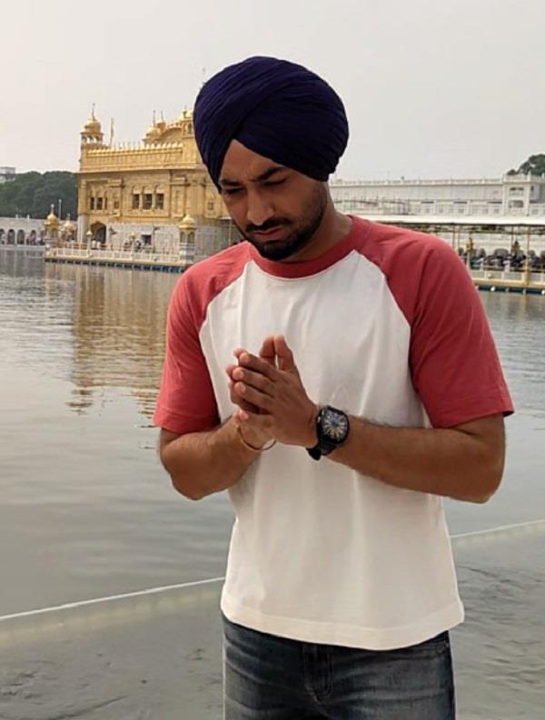 singer ranjit bawa pays obeisance at sachkhand sri darbar sahib