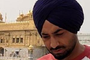 singer ranjit bawa pays obeisance at sachkhand sri darbar sahib