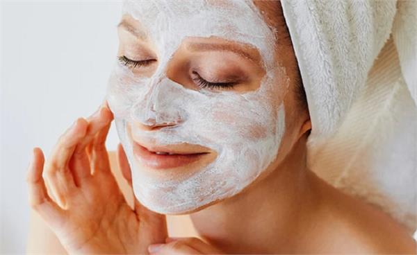 benefits of applying raw milk on the face
