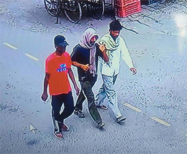 robbers snatch man  s auto rickshaw