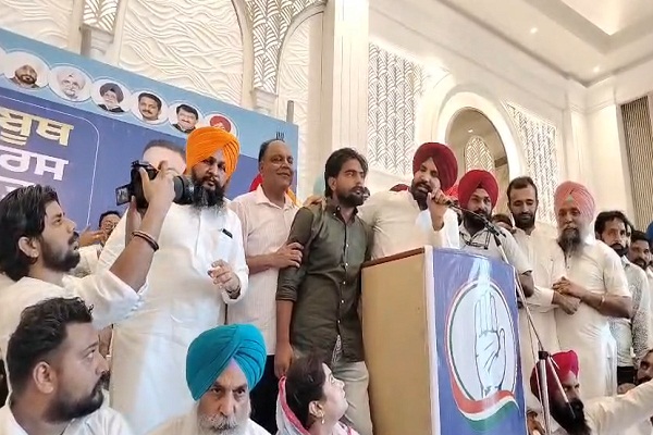 ਰਾਜਾ ਵੜਿੰਗ ਨੇ ਮਾਈਕ 'ਚ ਲਗਵਾਏ ਚੰਨੀ ਦੇ ਨਾਅਰੇ! ਸਟੇਜ 'ਤੇ ਬੁਲਾਇਆ ਬੰਦਾ, ਡਾਇਲ ਕਰਵਾ ਲਿਆ ਨੰਬਰ (ਵੀਡੀਓ)