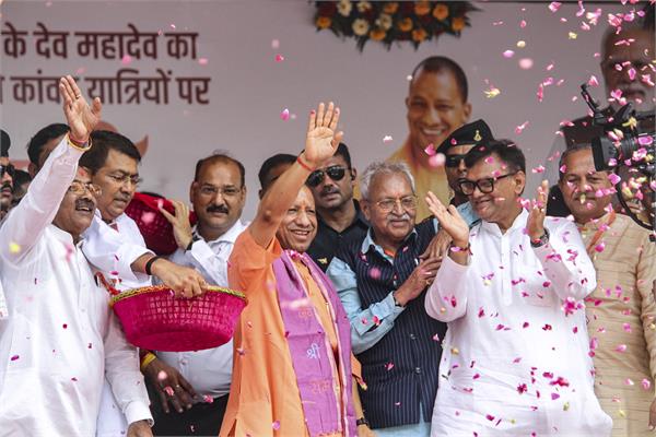 cm yogi  kanwar yatra  devotees  shower  flowers