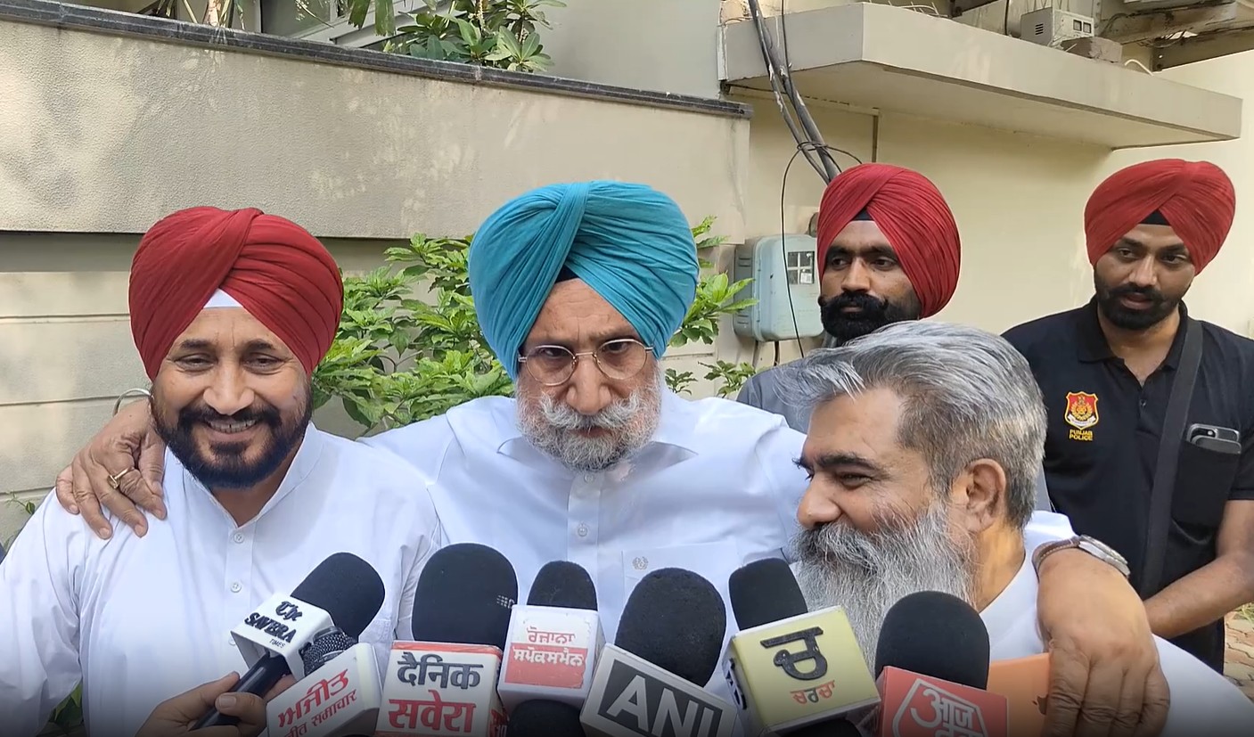 ਪੰਜਾਬ ਕਾਂਗਰਸ ਦੀ ਖਿੱਚੋਤਾਣ ਵਿਚਾਲੇ ਰੰਧਾਵਾ ਨੇ ਚੰਨੀ ਦੇ ਮੋਢੇ ''ਤੇ ਹੱਥ ਰੱਖ ਆਖ਼''ਤੀਆਂ ਵੱਡੀਆਂ ਗੱਲਾਂ