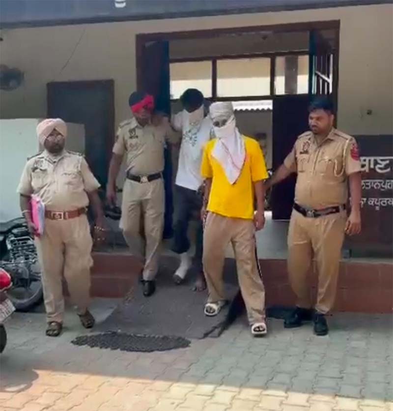 ਲੁਟੇਰਾ ਗਿਰੋਹ ਦਾ ਪਰਦਾਫ਼ਾਸ਼! ਹਥਿਆਰਾਂ ਸਣੇ 4 ਗ੍ਰਿਫ਼ਤਾਰ, 2 ਦੀ ਭਾਲ ਜਾਰੀ