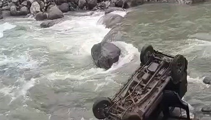 SUV ਨਾਲੇ ''ਚ ਡਿੱਗਣ ਨਾਲ 2 ਲੋਕਾਂ ਦੀ ਮੌਤ, ਤਿੰਨ ਜ਼ਖਮੀ