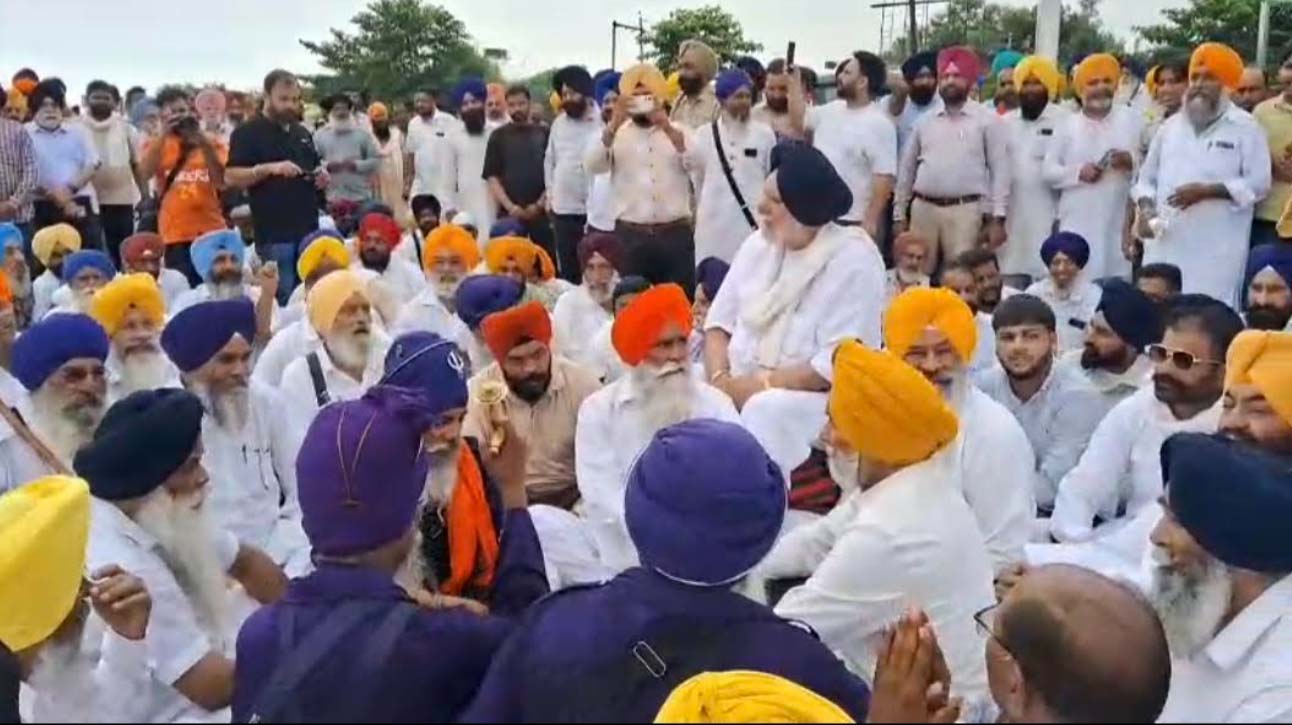 ਸੁਖਬੀਰ ਬਾਦਲ ’ਤੇ ਹਮਲੇ ਦੇ ਵਿਰੋਧ ’ਚ ਅਕਾਲੀ ਦਲ ਨੇ ਗੁਰਦਾਸਪੁਰ ’ਚ ਹਾਈਵੇ ਕੀਤਾ ਜਾਮ, CBI ਜਾਂਚ ਦੀ ਮੰਗ
