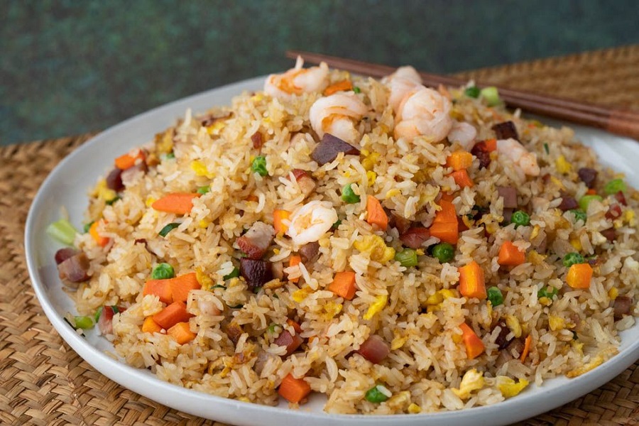 ਘਰ ''ਚ ਆਸਾਨ ਤਰੀਕੇ ਨਾਲ ਬਣਾਓ Chinese Fried Rice, ਜਾਣੋ ਤਰੀਕਾ