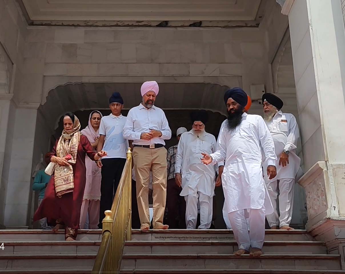 ਸੱਚਖੰਡ ਸ੍ਰੀ ਦਰਬਾਰ ਸਾਹਿਬ ਵਿਖੇ ਬ੍ਰਿਟੇਨ ਦੇ MP ਤਨਮਨਜੀਤ ਸਿੰਘ ਢੇਸੀ ਨੇ ਟੇਕਿਆ ਮੱਥਾ
