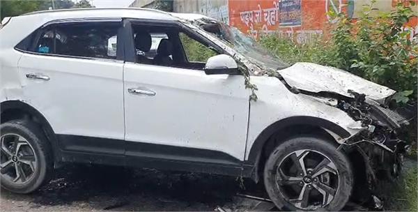 car falls 25 feet after breaking highway railing in goraya