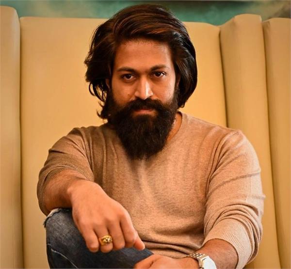yash poses for photos with 700 fans