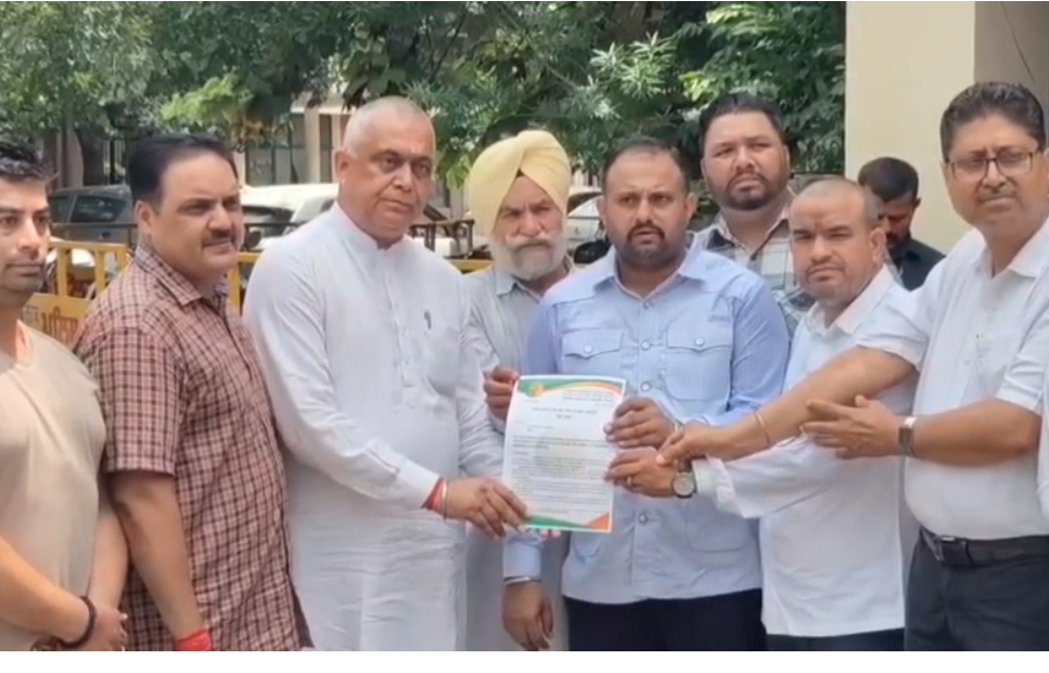 ਜਲੰਧਰ: ਬੱਸ ਕਾਰਨ ਨੌਜਵਾਨ ਦੀ ਹੋਈ ਮੌਤ ਦੇ ਮਾਮਲੇ ''ਚ CP ਦਫ਼ਤਰ ਪਹੁੰਚੀ ਭਾਜਪਾ, ਸੌਂਪਿਆ ਮੰਗ ਪੱਤਰ