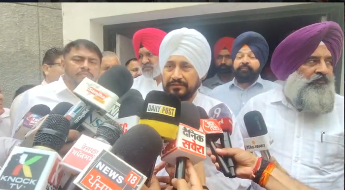 ਜਲੰਧਰ ਦੇ DC ਦਫ਼ਤਰ ਪਹੁੰਚੇ MP ਚੰਨੀ, ਡਿਪਟੀ ਕਮਿਸ਼ਨਰ ਤੇ CP ਦੇ ਗੈਰ-ਹਾਜ਼ਰ ਮਿਲਣ ''ਤੇ ਚੁੱਕੇ ਸਵਾਲ