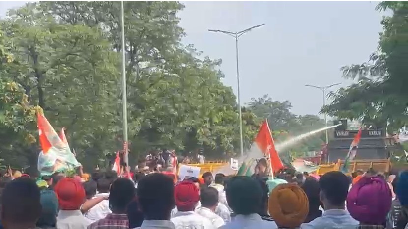 ਚੰਡੀਗੜ੍ਹ ''ਚ ਯੂਥ ਕਾਂਗਰਸ ਦਾ ਪ੍ਰਦਰਸ਼ਨ! ਪੁਲਸ ਨੇ ਛੱਡੀਆਂ ਪਾਣੀ ਦੀਆਂ ਬੁਛਾੜਾਂ