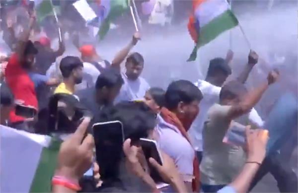 bihar  students broke barricades
